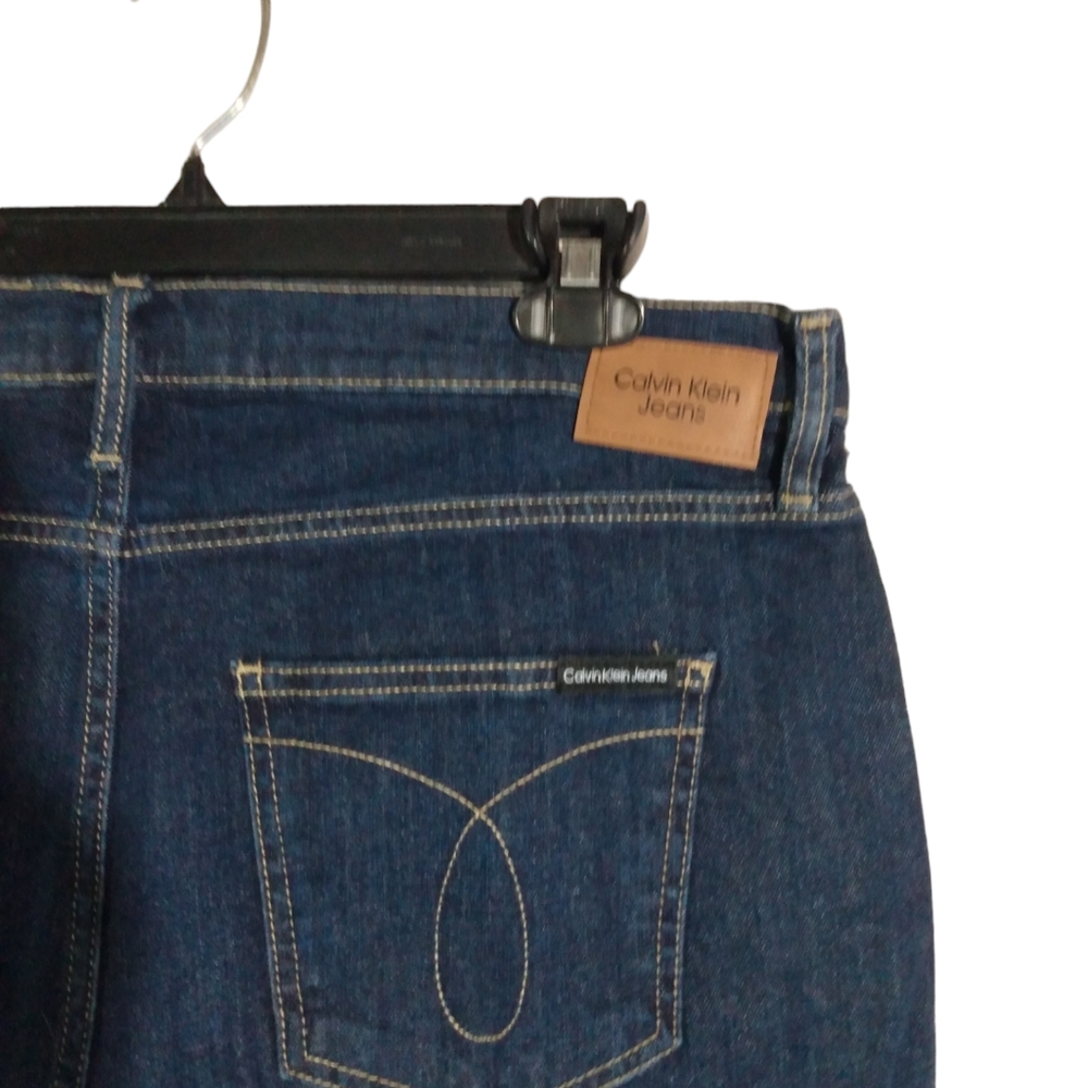 NWT Calvin Klein Jeans Dark Wash High Rise Denim Shorts Size 16/33 - Picture 4 of 8